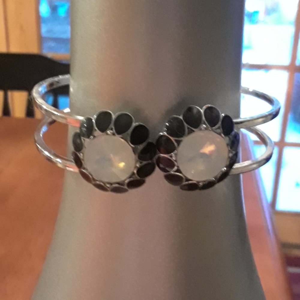 Talbots hinge closure bracelet